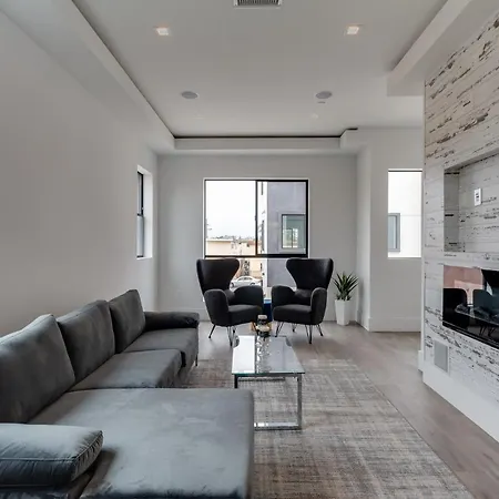 Luxury Modern 4 Bedroom With Rooftop Deck #4